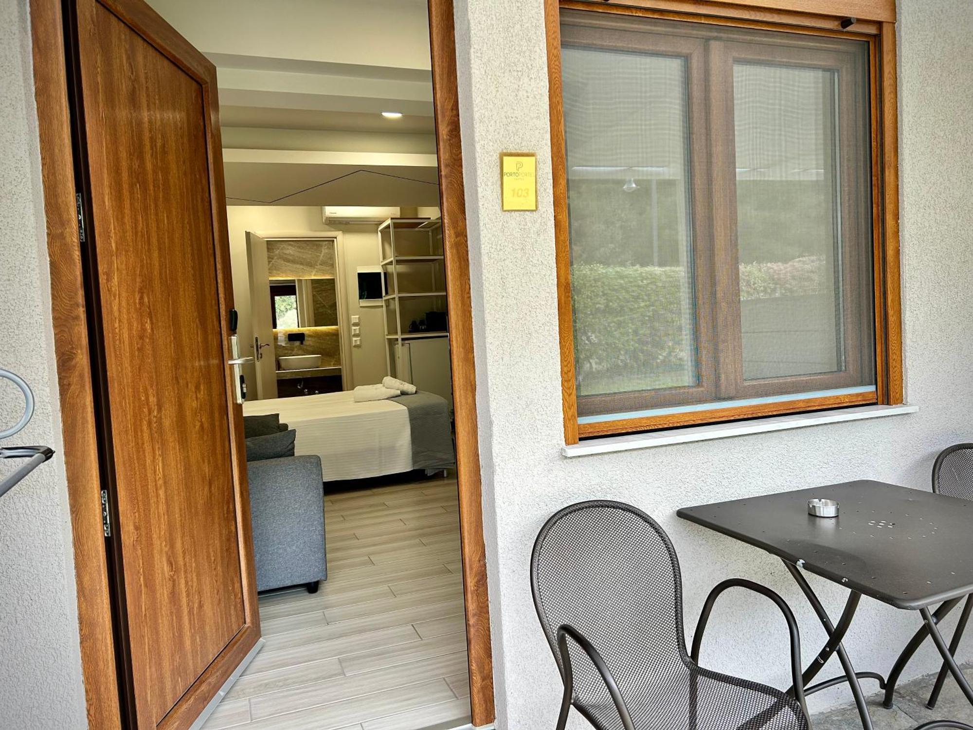 Porto Portes Suites เนอาโปติไดอา ภายนอก รูปภาพ